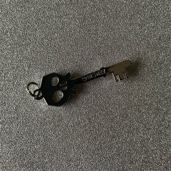 🌈 Disney Nightmare Before Christmas Skeleton key pendant - Picture 4 of 4